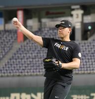 　１軍に合流し、キャッチボールする岡本（撮影・西岡正）