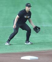 　三塁でノックを受ける岡本（撮影・西岡正）