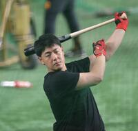 　ティー打撃を行う岡本（撮影・西岡正）