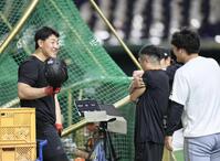 　前川（右端）にあいさつされる岡本（撮影・田中太一）