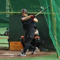 　打撃練習する巨人・岡本和真（撮影・金田祐二）