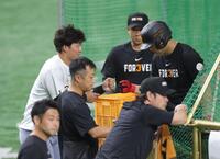 　復帰した岡本（右）とグータッチする前川（撮影・西岡正）