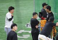 　復帰した岡本（右）と話す前川（撮影・西岡正）