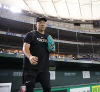 　グラウンド入りする田中将（撮影・西岡正）