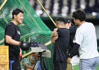 　前川（右）と話をする岡本（撮影・田中太一）