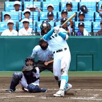 ５回、左中間に適時三塁打を放つ山梨学院・菰田陽生（捕手は岡山学芸館・佐藤滉起）＝撮影・山口登