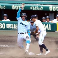 　５回、左中間に適時三塁打を放つ山梨学院・菰田陽生（撮影・山口登）