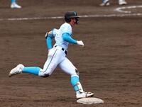 　５回、左中間に適時三塁打を放ち激走する山梨学院・菰田陽生（撮影・山口登）