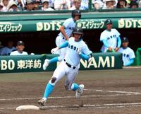 　５回、左中間に適時三塁打を放つ山梨学院・菰田陽生（撮影・山口登）