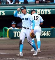 　６回途中、山梨学院・菰田陽生は降板し一塁の守備に就く（撮影・山口登）