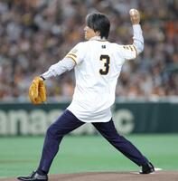 　セレモニアルピッチを行う松井秀喜氏（撮影・西岡正）