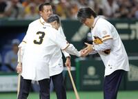 　セレモニアルピッチで王貞治氏（左）と握手する松井秀喜氏（撮影・西岡正）