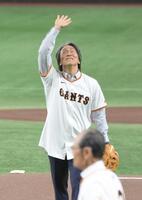 　長嶋茂雄さん追悼試合のセレモニアルピッチを終え、天に向け手を振る松井秀喜氏（撮影・伊藤笙子）