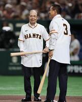 　打席に立つ王貞治氏（左）と原辰徳氏（撮影・田中太一）