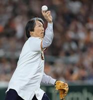 　始球式をする松井秀喜氏（撮影・田中太一）