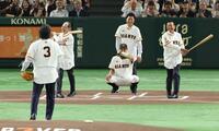 　松井秀喜氏のセレモニアルピッチで打席に立つ王貞治氏、原辰徳氏。捕手・阿部監督、球審・高橋由伸氏（撮影・金田祐二）