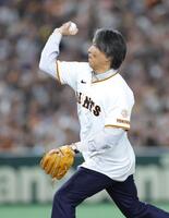 　セレモニアルピッチを行う松井秀喜氏（撮影・西岡正）