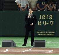 　国歌独唱を行う山崎育三郎（撮影・金田祐二）