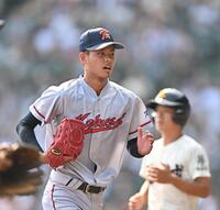 　６回を無失点で切り抜けベンチに戻る京都国際・西村一毅（撮影・西田忠信）