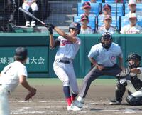 　８回、京都国際・小川礼斗は逆転となる２点適時打を放つ（撮影・坂部計介）