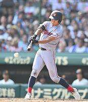 　８回、逆転の２点打を放つ京都国際・小川礼斗（撮影・西田忠信）