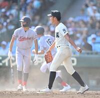 　８回、京都国際・小川礼斗に逆転の２点打を許した尽誠学園・広瀬賢汰（右）＝撮影・西田忠信