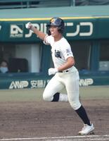 ５回裏尽誠学園２死満塁、尽誠学園・広瀬賢汰は右前に逆転となる２点適時打を放ち、ガッツポーズで一塁に向かう（撮影・坂部計介）