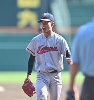 　尽誠学園に勝利し、ガッツポーズする京都国際・西村一毅（撮影・西田忠信）