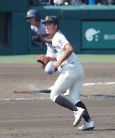 　８回、京都国際・小川礼斗（奥）に適時打を許した尽誠学園・広瀬賢汰（撮影・坂部計介）