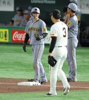 　３回、佐藤輝の中飛で三進した際、復帰した岡本に笑顔で声を掛ける中野（撮影・金田祐二）