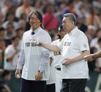 　松井秀喜氏（左）と話す江川卓氏（撮影・西岡正）