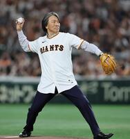 　始球式をする松井秀喜氏（撮影・田中太一）