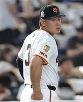 　背番号「３」のユニホームで試合に臨む岡本（撮影・西岡正）