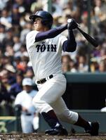 　センバツでホームランを放つ中田＝２００７年３月