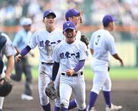 　創成館に勝利し、喜びを爆発させる関東第一・坂本慎太郎（中央）＝撮影・西田忠信