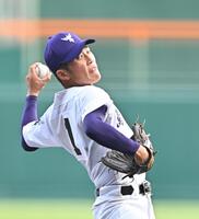 　２番手で力投する関東第一・坂本慎太郎（撮影・西田忠信）