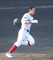 　５回、創成館・峯孝汰は左翼線に適時打を放ち、ヘルメットを飛ばしながら一気に三塁へ（撮影・坂部計介）