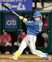 　５回、水野が右翼線に適時三塁打を放つ