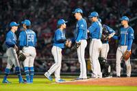 　楽天に勝利し、タッチを交わす日本ハムナイン