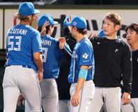 　楽天に勝利し、ナインを迎える加藤貴（右から２人目）