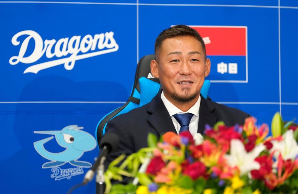 　今季限りでの現役引退について記者会見する中田
