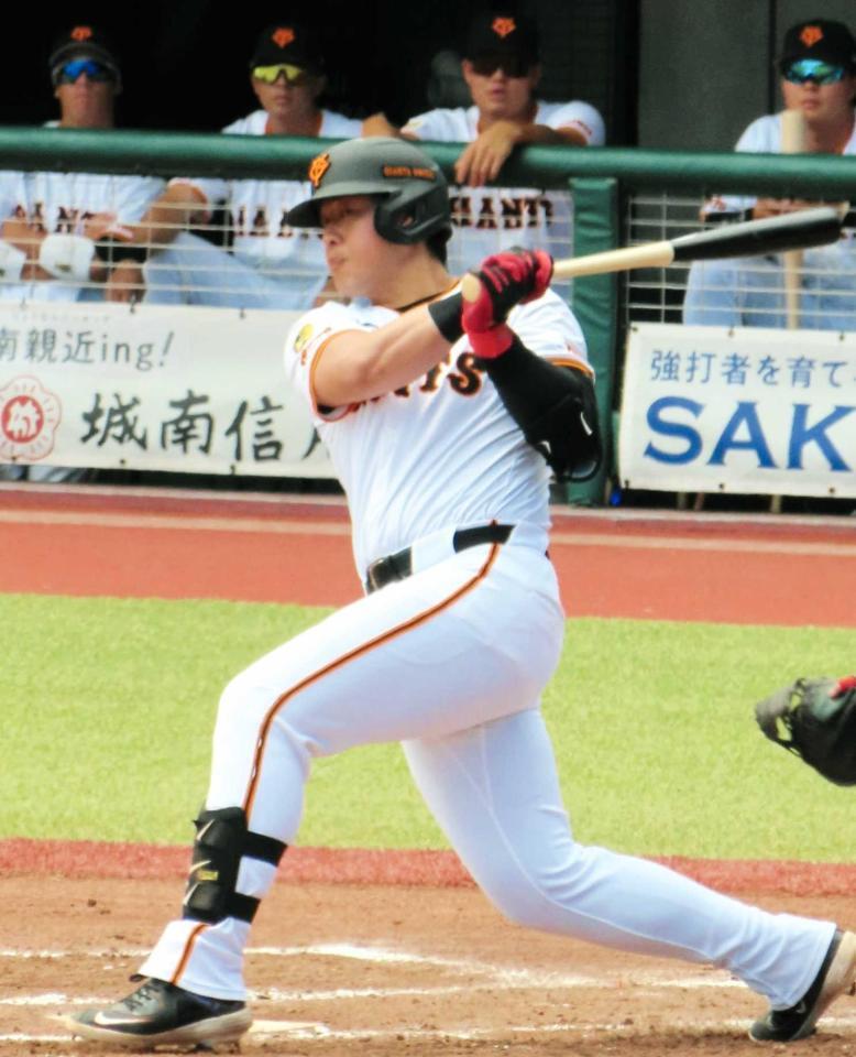 　２軍戦で適時打を放つ岡本