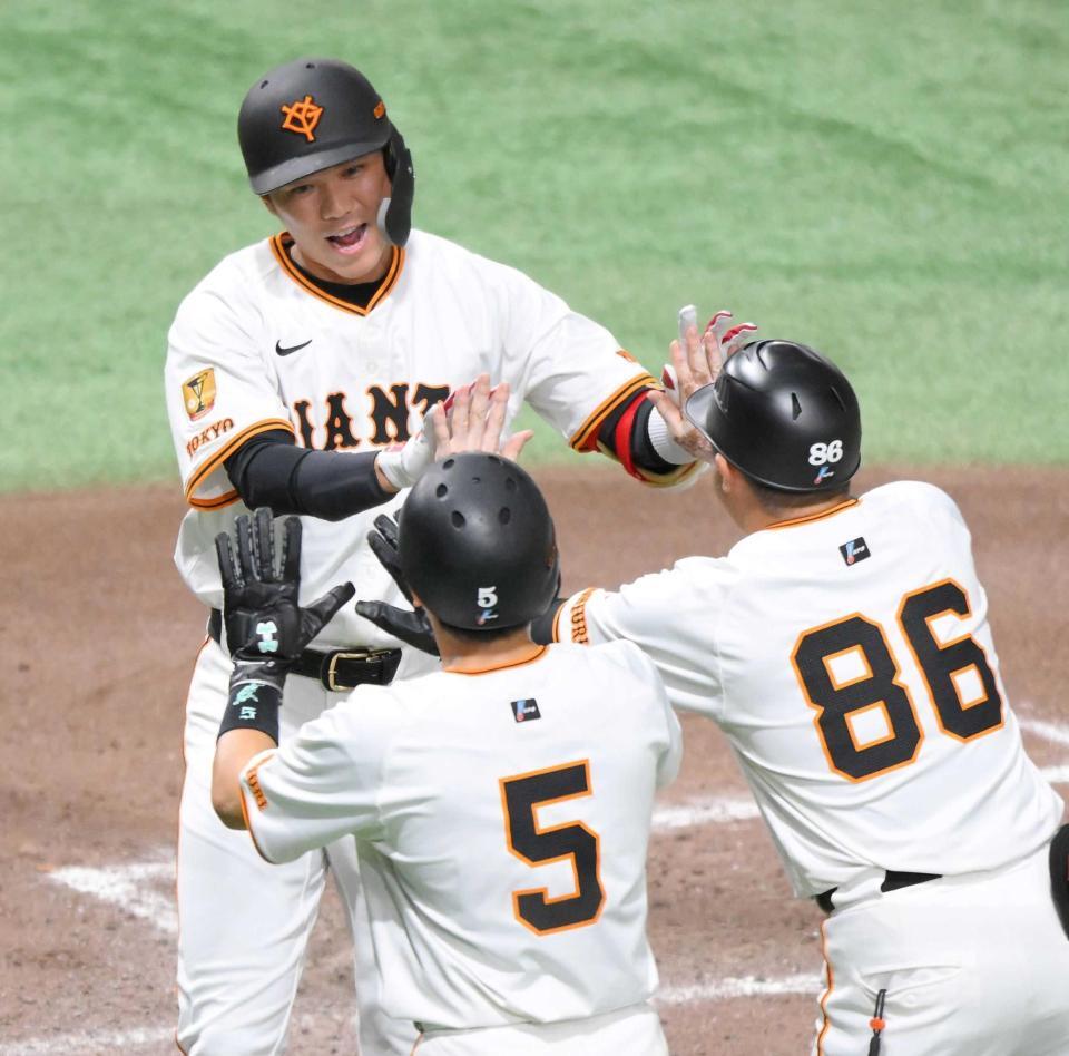 　６回、代打３ランを放ち、生還する坂本（撮影・伊藤笙子）