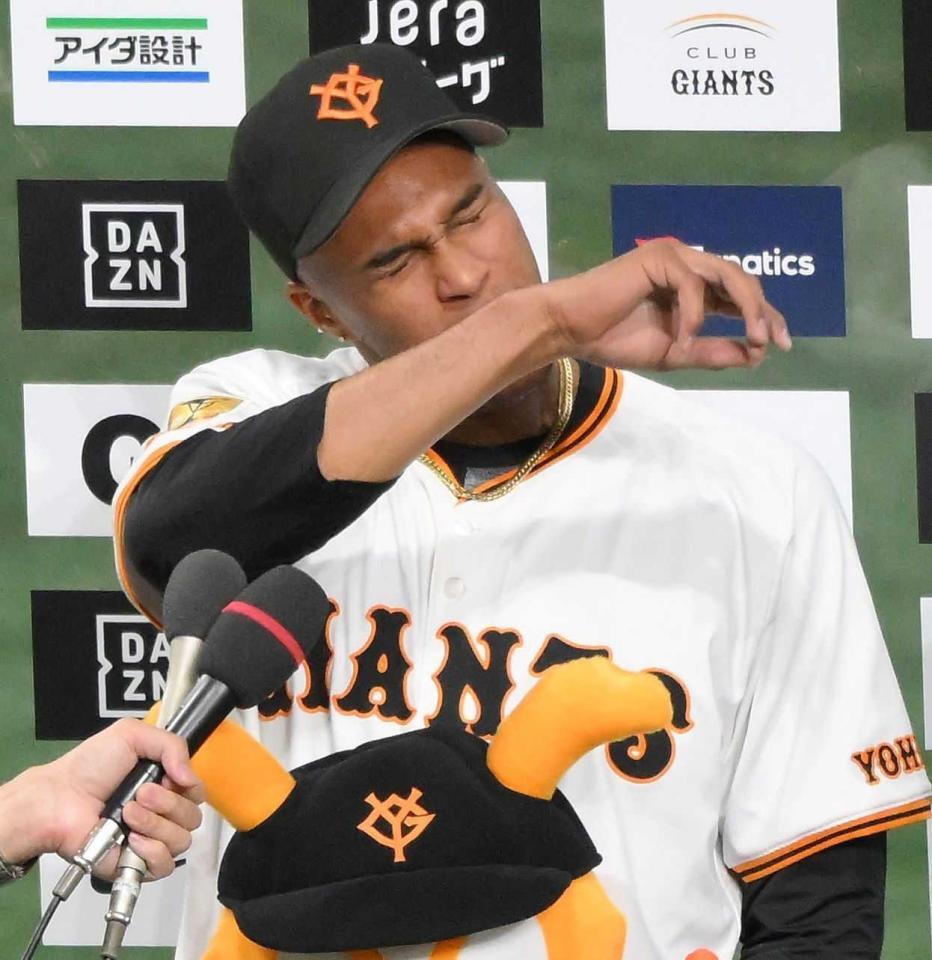 　通算２００セーブを挙げ、お立ち台で涙を流すマルティネス