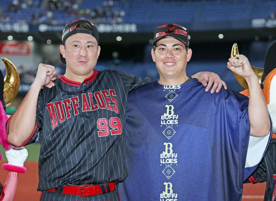 　笑顔で肩を組む九里（右）と杉本（撮影・立川洋一郎）