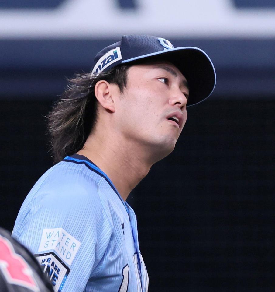 　１回、杉本の適時打で先制点を奪われ、首をひねる今井（撮影・立川洋一郎）