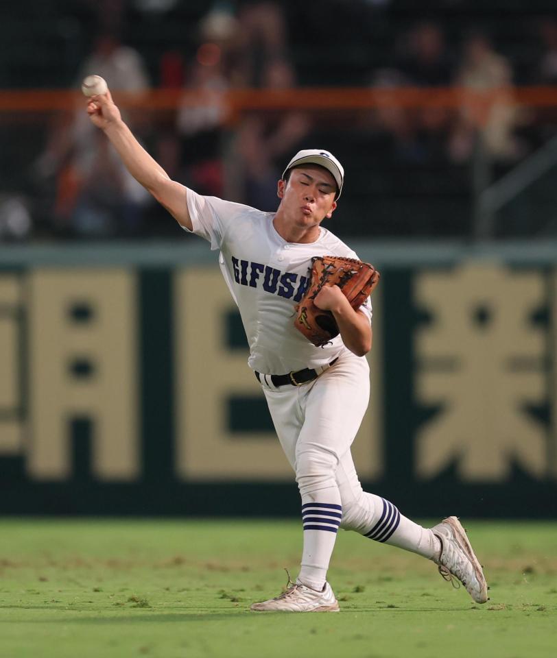 　５回、東海大熊本星翔・長迫の右前打でグラブを左脇に挟み、本塁に送球する県岐阜商・横山