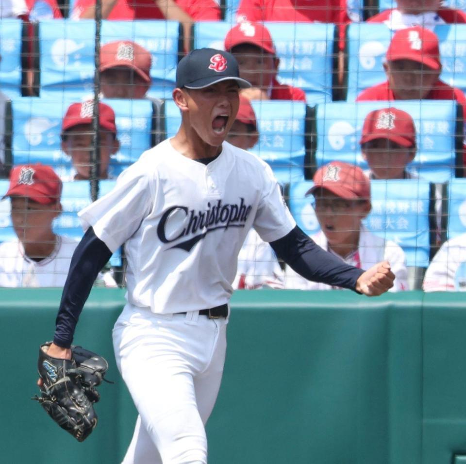 　４回、小川耕平の安打で本塁を狙った二走の西日本短大付・山下航輝がアウトになりガッツポーズの聖隷クリストファー・高部陸（撮影・中田匡峻）