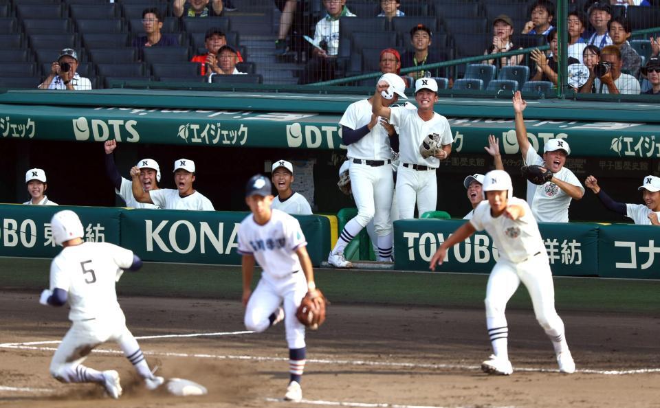 　１回、日大三・安部翔夢（５）の適時三塁打に盛り上がる日大三ナイン（撮影・山口登）