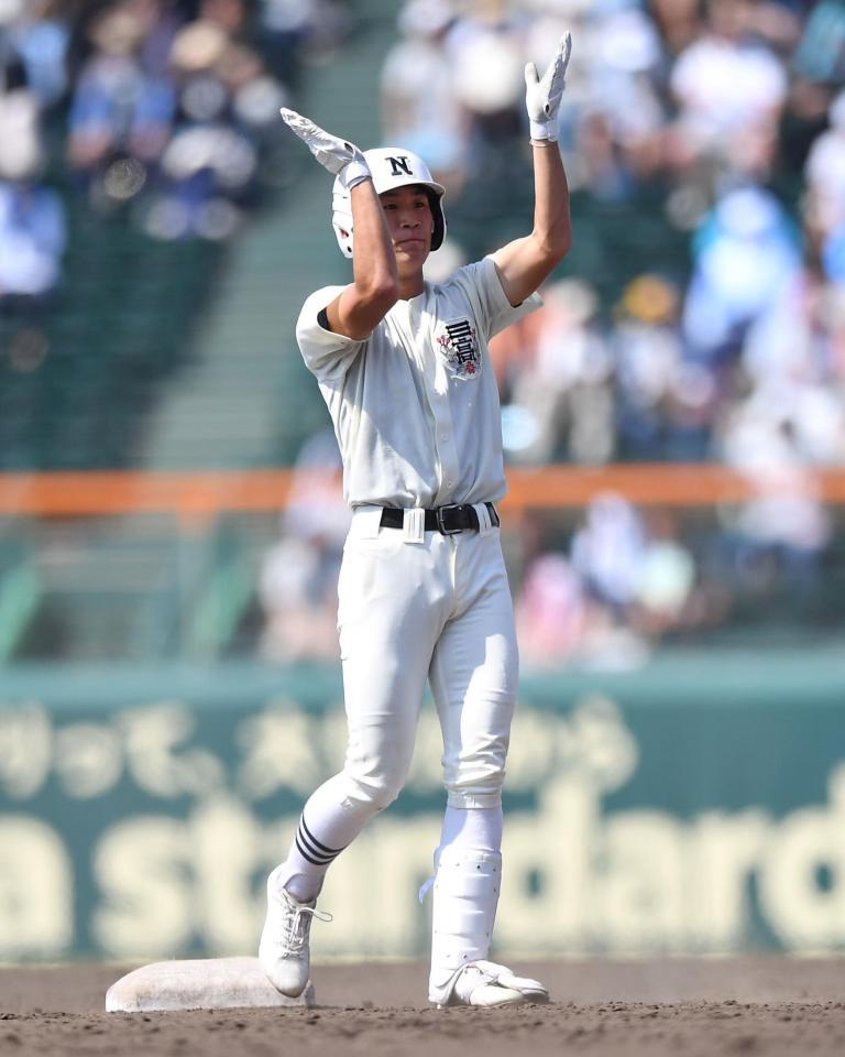 　７回、左線２点適時二塁打を放ち手をたたく松岡翼（撮影・開出牧）